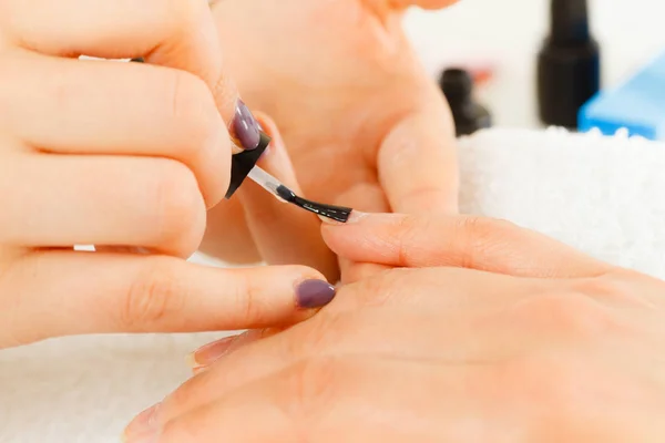 Primer Plano Las Uñas Pintura Esteticista Cliente Femenino Mujer Salón — Foto de Stock