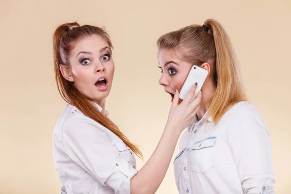 Technology Communication Friendship Concept Funny Teen Girls Using Mobile Phone — Stock Photo, Image