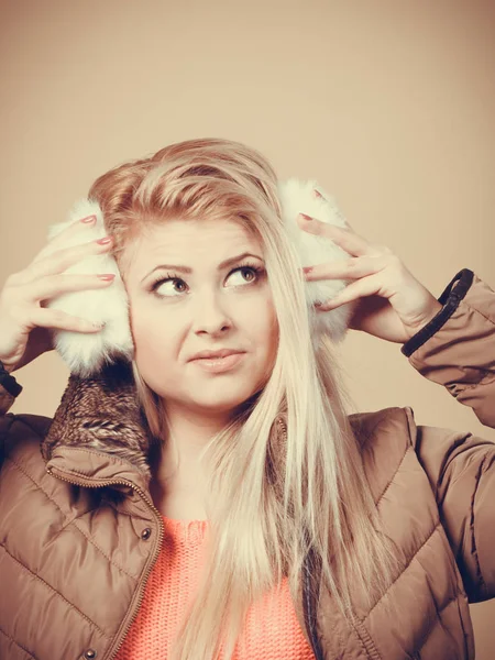 Accessoires Und Kleidung Für Kalte Tage Modekonzept Blondine Warmen Ohrenschützern — Stockfoto