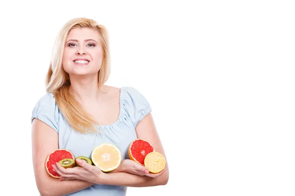 健康的な食事 ビタミンの完全な食品を更新します 幸せな正の笑顔の女性は果物のキウイを保持しています オレンジ レモン グレープ フルーツ — ストック写真