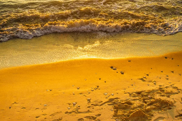 Csodálatos Színes Naplementét Este Tenger Homokos Strand Felett Nyugodt Jelenet — Stock Fotó