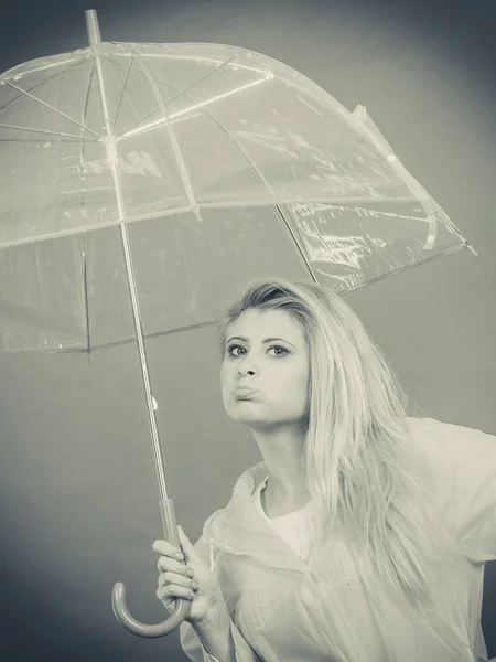 Traurig Gelangweilte Blonde Frau Gelbem Regenmantel Mit Durchsichtigem Regenschirm Die — Stockfoto