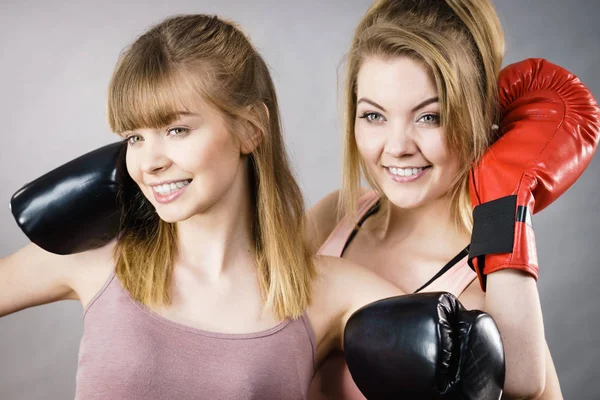 人际关系的概念 两个快乐的女性朋友 戴着拳击手套 健康而又活泼 开心地笑了笑 — 图库照片