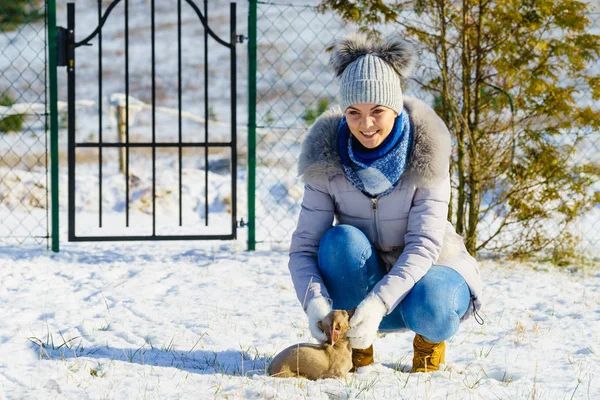 Νεαρή Γυναίκα Διασκεδάζει Χειμώνα Γυναίκα Παίζει Μικρό Κουτάβι Καθαρόαιμο Σκυλί — Φωτογραφία Αρχείου