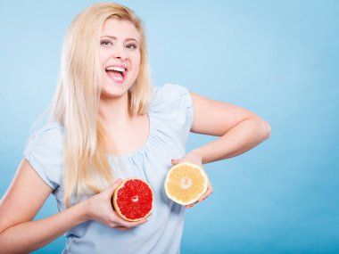 Sağlıklı beslenme, gıda vitamin tam yenileniyor. Tatlı lezzetli narenciye meyve tutan mutlu deli kadın, kırmızı ve yeşil greyfurt.