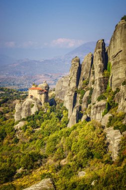 Manastır cliff Meteora, Aziz Nikolaos Anapausas Manastırı, Thessaly Yunanistan üzerinde. Yunan yerler
