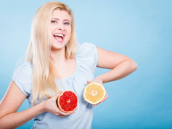 健康的饮食 刷新富含维生素的食物 快乐的疯女人抱着甜美味的柑橘水果 红色和绿色的葡萄柚 — 图库照片