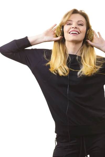 Adolescente Joven Grunge Mujer Escuchando Música Los Auriculares Con Picos — Foto de Stock