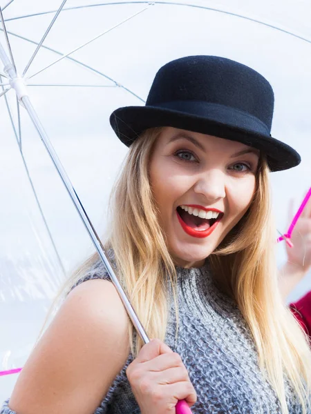 Gelukkig Vreugdevolle Elegante Volwassen Vrouw Fedora Hoed Bedrijf Transparante Paraplu — Stockfoto