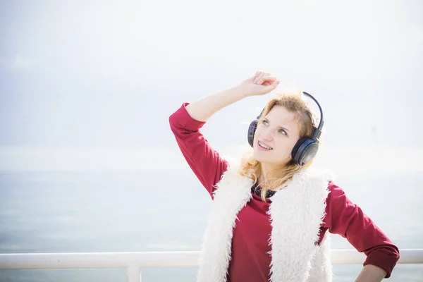 Feliz Mujer Alegre Escuchando Música Mientras Está Aire Libre Adolescente — Foto de Stock