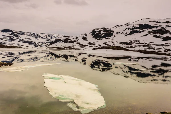 Norge Vandring Område Natursköna Landskap Kullar Och Frusen Sjö — Stockfoto