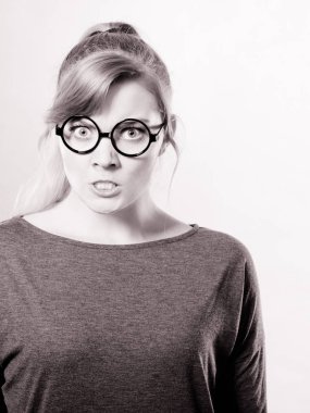 Kızgınlık ve öfke kavramı. Genç ifade kadın kötü yüzünü göster. Sinirli sinirli sinirli kız portre. İnsan negatif duygu dolu.