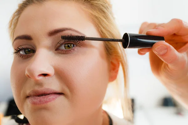 Visage Schönheitskonzept Nahaufnahme Porträt Einer Frau Gesicht Bekommen Ihre Wimpern — Stockfoto