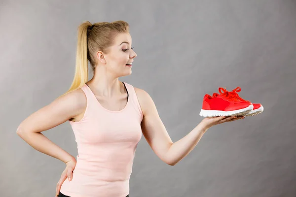 Glücklich Sportlich Lächelnde Frau Präsentiert Sportbekleidung Turnschuhe Rote Schuhe Bequemes — Stockfoto