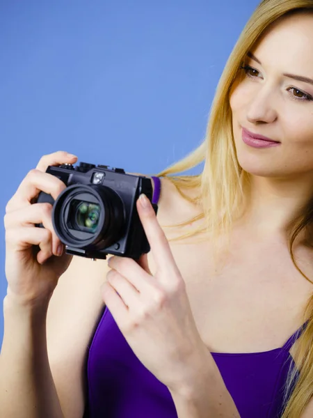 Junge Frau Mit Altmodischer Analogkamera Beim Fotografieren Studioaufnahme Auf Blauem — Stockfoto