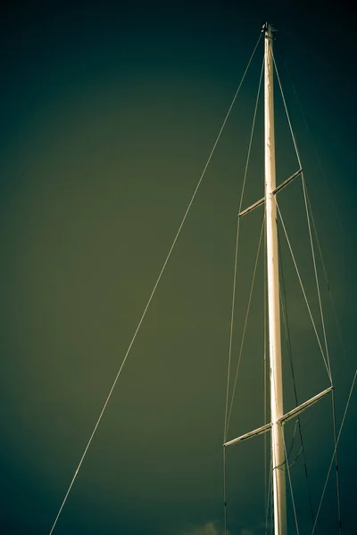 帆船桅杆上的许多绳索 游艇对象概念 背景清晰的蓝天 — 图库照片
