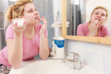 Nemlendirici Cilt Bakımı, Kozmetik Dermatoloji kavramı. Kadın yüz kremi parmağını ile uygulama