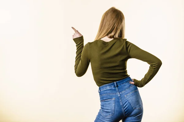 Vista Posteriore Della Donna Con Capelli Biondi Sfondo Bianco Che — Foto Stock