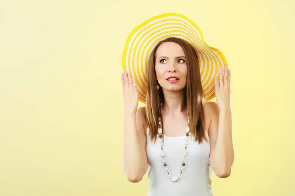 休日は夏ファッションと頭の保護です 大きな黄色い帽子の女 明るい背景に魅力的な女性の肖像画 — ストック写真