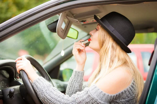 Mujer Atractiva Joven Mirando Espejo Retrovisor Pintando Sus Labios Haciendo — Foto de Stock