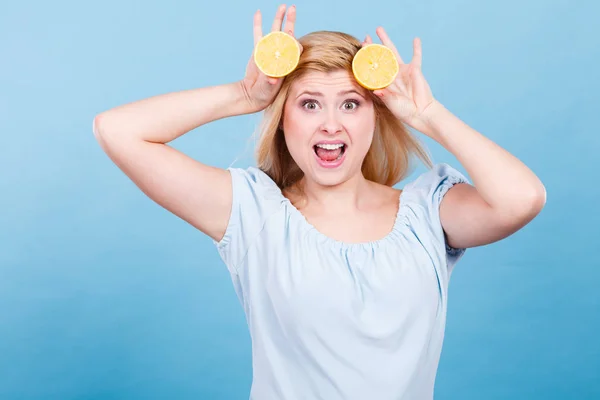 Vrouw Lachend Tienermeisje Met Twee Helften Geel Citrusfruit Handen Blauw — Stockfoto