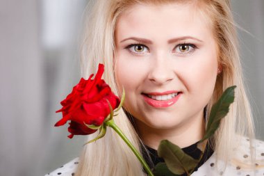 Romantizm, kavram Sevgililer günü hediyeleri. Kırmızı gül yüzü gülen yakın tutan güzel sarışın genç kadın