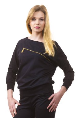Büyük zip ile siyah üst göğüs üzerinde giyen genç sarışın kadın. Erkek moda olmak.