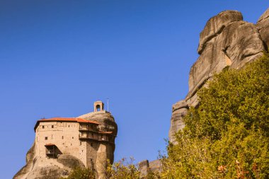 Meteora kaya oluşumundaki Rousanou St. Barbarain Manastırı, Teselya Yunanistan. Yunan varış noktaları