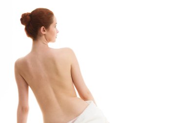 Güzellik vücut bakımı, duş, temiz ve taze bir cilt kavramı. Havlu banyo sonra katta oturan çıplak kadın. Stüdyo izole vurdu