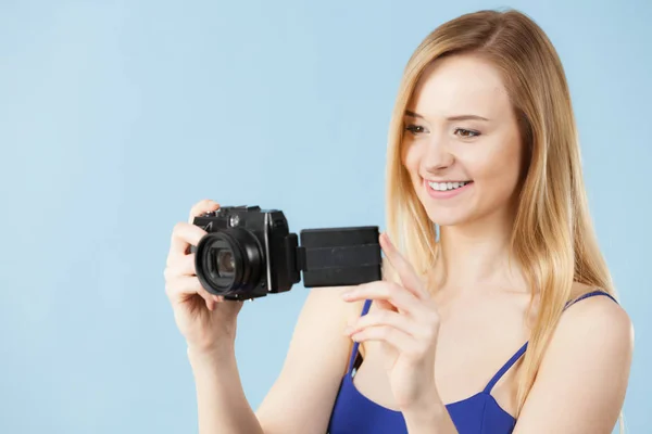 Fotografin Mädchen Schießt Bilder Schöne Blonde Lächelnde Frau Mit Kamera — Stockfoto