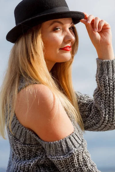 Hermosa Mujer Rubia Joven Con Sombrero Fedora Jersey Jersey Posando —  Fotos de Stock