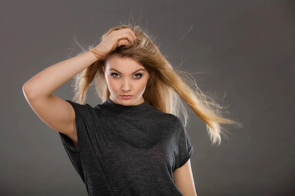 发型设计概念 年轻金发女郎穿黑 恤有风吹美丽的长头发的画像 — 图库照片