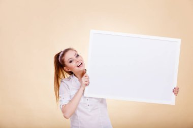 Reklam kavramı. Boş sunu kurulu ile genç gülümseyen kız. Genç kız öğrenci gösteren bayrak işareti kopya alanı metin için billboard