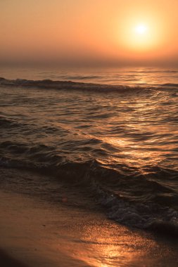 Deniz ufuk akşam üzerinde inanılmaz renkli kırmızı gün batımı. Sakin sahne. Doğal arka plan. Manzara.