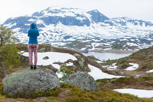 Seyahat Özgürlük Peyzaj Norveç Karla Kaplı Dağları Arayan Turist Kadın — Stok fotoğraf