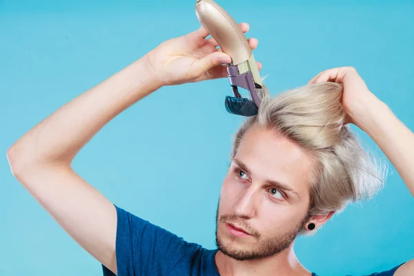 Peinado Concepto Peinado Cool Peluquero Masculino Haciendo Auto Corte Pelo —  Fotos de Stock