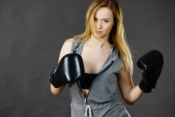 体育精神 Fairplay 和强壮的身体 年轻女子拳击的战斗 戴着黑色冲床手套的金发女孩 体育和健身 — 图库照片