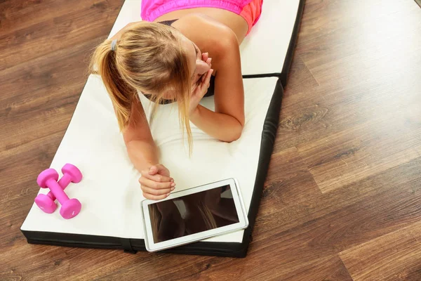 Mujer Fitness Rubia Forma Chica Tumbada Suelo Mirando Tableta — Foto de Stock