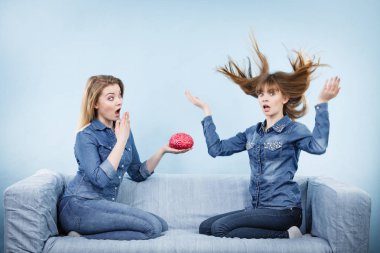 Dostluk, insan ilişkileri kavramı. İki kadın arkadaş veya kot gömlek giymiş kız kardeşim sorun holding sahte beyin çözme hakkında düşünme.