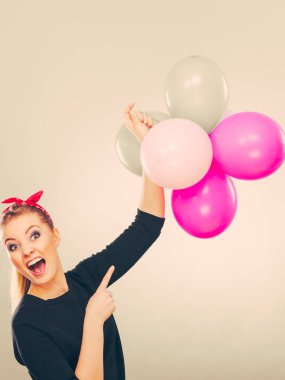 Delilik ve eğlenceli. Renkli balon ile oynayan sevimli deli neşeli kız. Sarışın oynak retro tarzı kadın hissediyorum çılgınlığı.