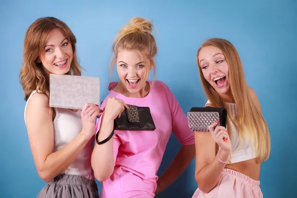 Feliz Jovem Mulheres Elegantes Segurando Carteira Bolsa Pronta Para Fazer — Fotografia de Stock