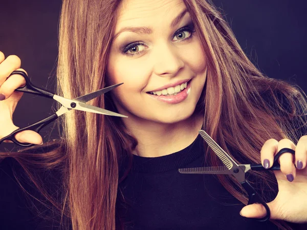 Locura Peluquero Profesional Higiene Del Cabello Chica Con Tijeras Haciendo — Foto de Stock