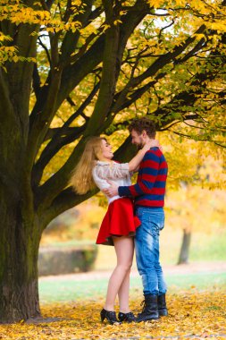 Sevgi ve duygular. Olumlu duygular ifade ediyorum. Dostluk ve sevgi. Genç çift romantik bir tarihte eğleniyor Park'ta buluş. Adam tutun kadın silah kucaklama ve oyun.