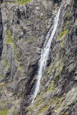 Şelale rocky Dağları, Norveç'te güzel doğa.