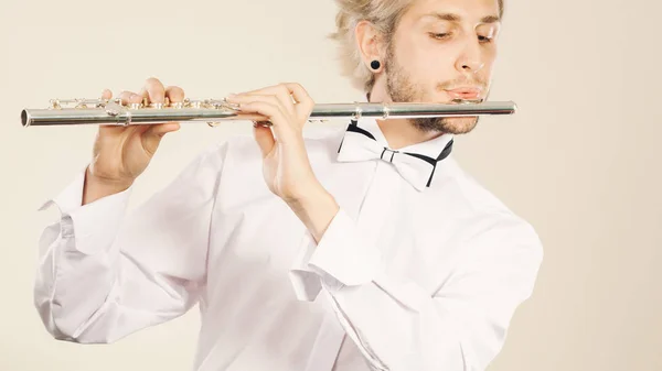 フルート音楽のプロの男性奏者音楽家の実行者 楽器を持つエレガントなスタイリッシュな若者 — ストック写真