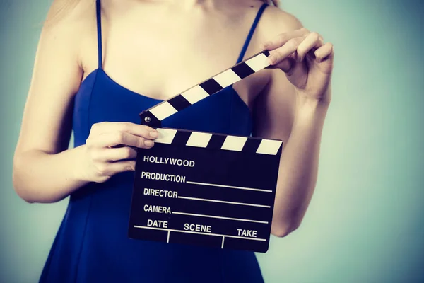Γυναίκα Κατέχει Επαγγελματική Ταινία Σχιστόλιθο Διοικητικό Συμβούλιο Κλακέτα Ταινία Χόλιγουντ — Φωτογραφία Αρχείου