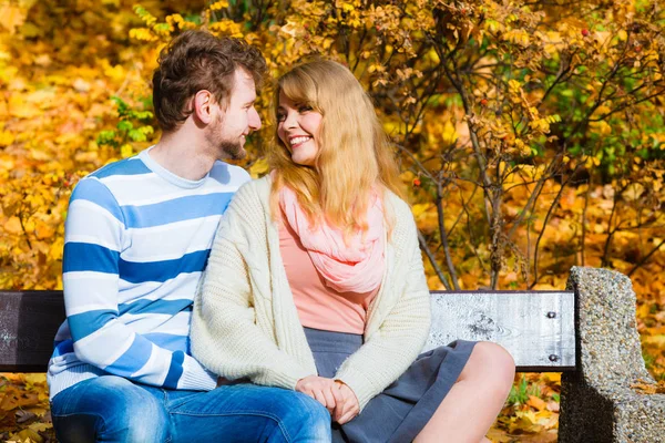 Conceitos Amor Outono União Relacionamento Jovem Casal Romântico Sentado Banco — Fotografia de Stock