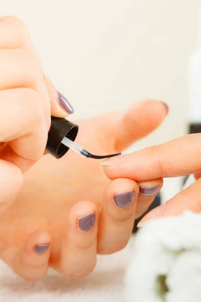 Zbliżenie Kosmetyczki Malującej Paznokcie Klientki Kobieta Salonie Piękności Robi Manicure — Zdjęcie stockowe