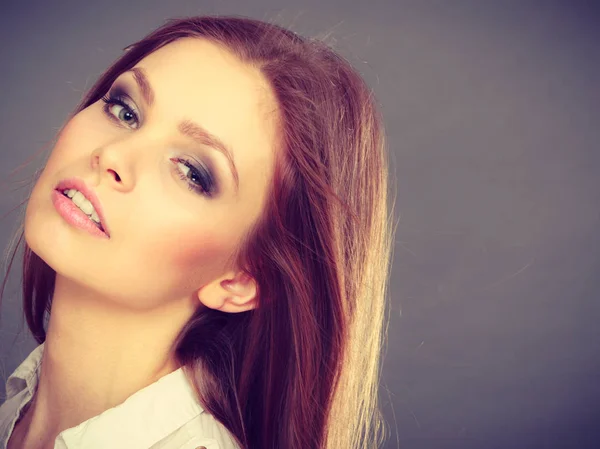 Haarverzorging Schoonheid Haarstyling Concept Portret Van Jonge Aantrekkelijke Brunette Vrouw — Stockfoto
