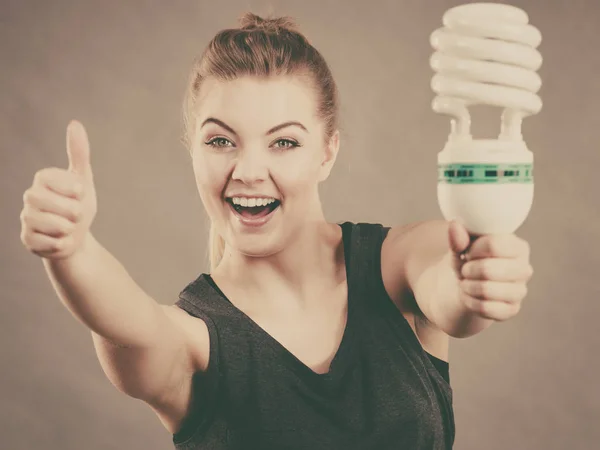 エコモダンな電球を持って幸せな女性 革新技術 省電力コンセプト — ストック写真